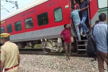 अलवर: गरीब रथ ट्रेन से उठने लगा धुआं; मची अफरा-तफरी... फायर ब्रिगेड ने संभाली स्थिति