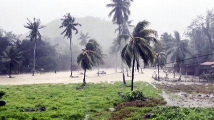 Tufão inunda rodovias e danifica casas na região central das Filipinas