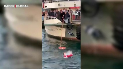 Boğaz’da nefes kesen kurtarma: Feribottan düşen kadın yolcu kamerada