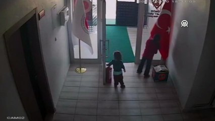 Şanlıurfa'da duygulandıran anlar: Kardeşlerin bayrağı öpme anı yürekleri ısıttı!