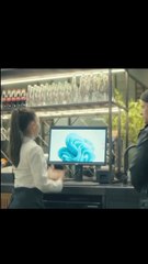 عامله في مطعم تسرق الرجل بطريقه ذكيه