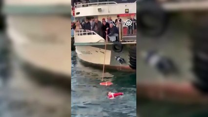 İstanbul Boğazı’nda can pazarı! Kadın yolcu denize düştü, saniyelerle kurtuldu