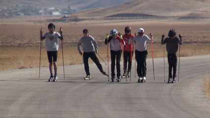 Yüksekova’da tekerlekli kayak antrenmanı: Takım, Balkan Şampiyonası’na hazırlanıyor