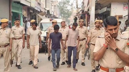 पुलिस ने जुलूस निकाला