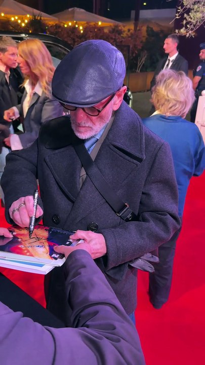 Tcheky Karyo signe des autographes lors du festival Cineroman à Nice, France, le 4 octobre 2025 ©Nihous Alexandre / BESTIMAGE