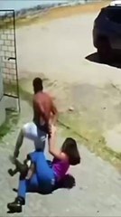 Policial imobiliza homem que tentava fugir de UPA