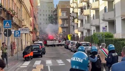 Cortei ad alta tensione con striscioni, lacrimogeni e slogan: "Casteddu antifascista"