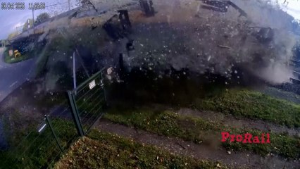 Momento en el que un tren con pasajeros arrolla a un camión en un paso a nivel