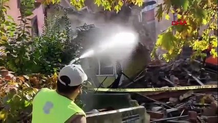 Balıkesir günlerdir sallanıyor! Sındırgı’da ağır hasarlı binalar yıkılıyor