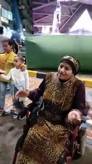 نزلت على كرسي متحرك من أجل مشاركة عائلتها للاحتفالات بافتتاح المتحف المصري الكبير