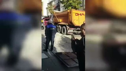 Facia saniyelerle atlatıldı! Avcılar’da istinat duvarı çöktü