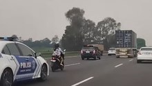 Aksi Nekat Pengendara Motor Wanita Masuk Tol Jakarta Cikampek Polisi Langsung Kejar