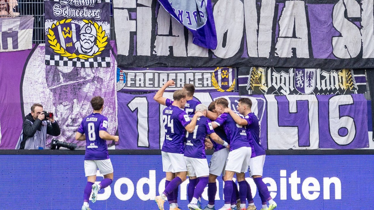 Denkwürdiges Spiel in Aue: Weinhauer trifft in letzter Sekunde zum 4:3