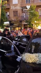 Η στιγμή που η Στέλλα Πάσσαρη φτάνει στην εκκλησία