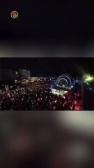 الجماهير أمام مكتبة الإسكندرية تتفاعل مع كلمة الرئيس السيسي في افتتاح المتحف الكبير