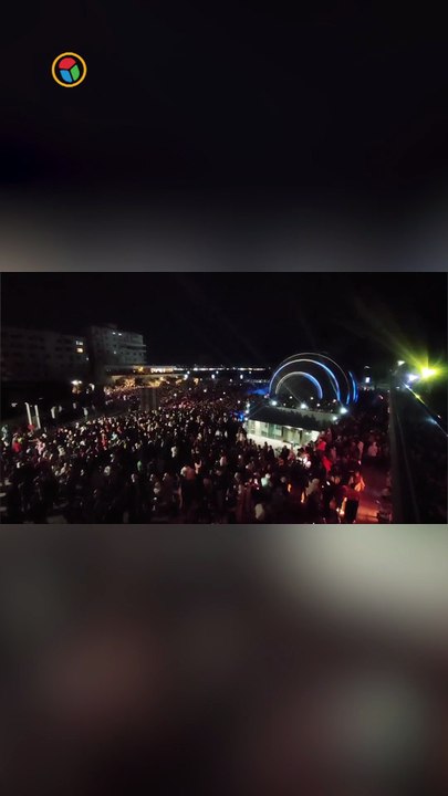 الجماهير أمام مكتبة الإسكندرية تتفاعل مع كلمة...