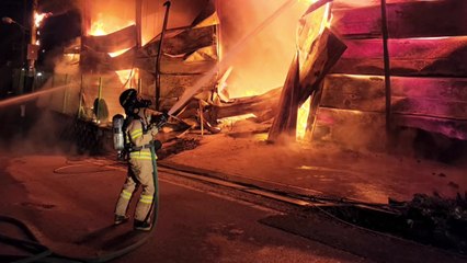 경기 양주시 싱크대 제조 공장에서 불...2개 동 전소 / YTN