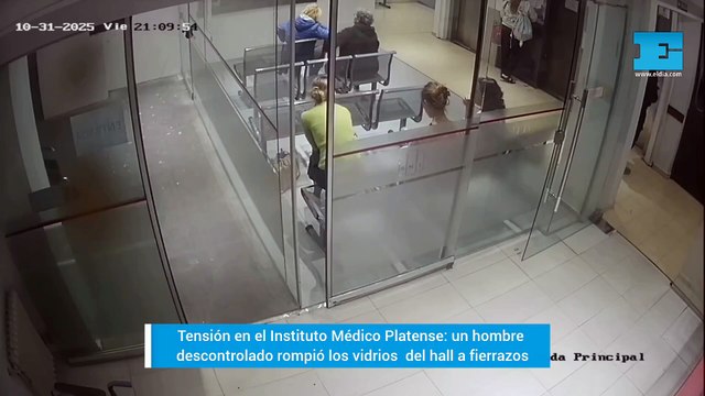 Tensión en el Instituto Médico Platense: descontrolado, un hombre rompió a fierrazos los vidrios del hall