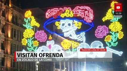 Capitalinos visitan la mega ofrenda del Zócalo por el Día de Muertos