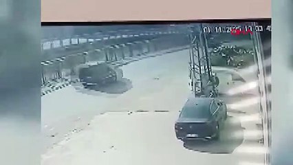 Hafif ticari aracın sulama kanalına düştüğü kaza kamerada