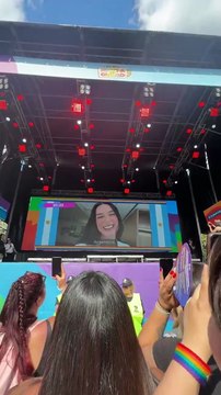 La euforia en la Marcha del Orgullo durante el saludo enviado por Dua Lipa