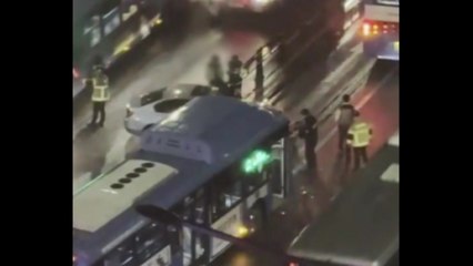 승용차가 중앙분리대 넘어 버스 충돌..."음주운전" / YTN