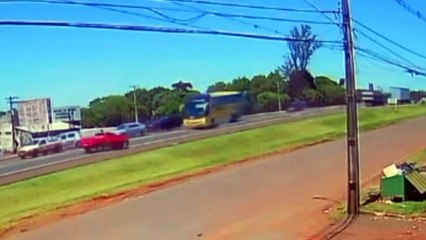 Por pouco: câmera registra manobra que quase termina em tragédia na BR-277 em Cascavel