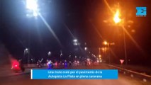Una moto rodó en plena Autopista La Plata en medio de la caravana