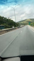 Idoso invade contramão e quase colide de frente com carreta na BR-040