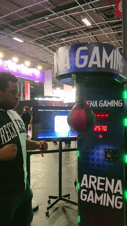 On essaie de détruire la machine a coup de poing