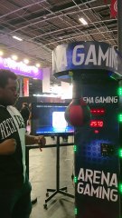 On essaie de détruire la machine a coup de poing