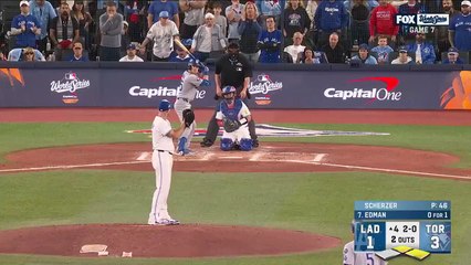 Joyita a la defensiva de Vladimir Guerrero Jr en el séptimo de la Serie Mundial