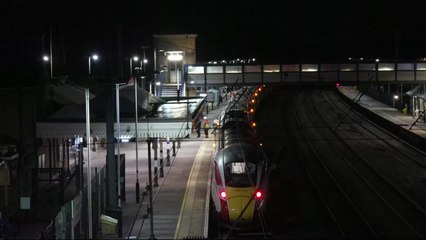 영국 열차 내 칼부림에 9명 중태...경찰 "중대사건" 대테러수사 / YTN