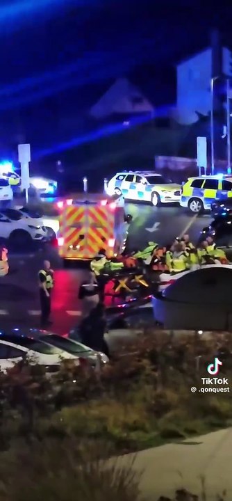 Angleterre - Sanglante attaque au couteau, cette nuit, dans un train - Au moins 10 blessés dont 9 sont entre la vie et la mort - Deux personnes ont été arrêtées