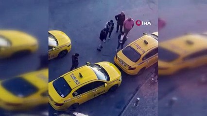 Tokatlar havada uçuştu! Başakşehir'de taksici kavgası kamerada