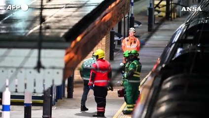 Assalto a un treno nel Regno Unito: accoltellati 10 passeggeri, 9 gravi