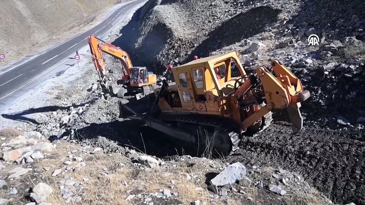 Van-Bahçesaray kara yolundaki çığ yataklarına "palyeli" önlem