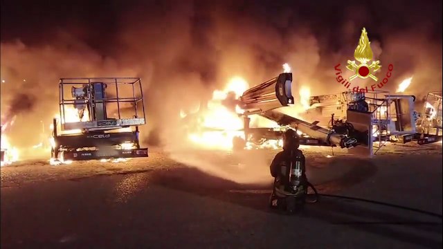 Paura nella notte a Cagliari, nove automezzi distrutti dalle fiamme