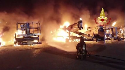Paura nella notte a Cagliari, nove automezzi distrutti dalle fiamme
