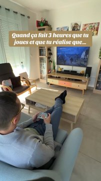 Bêtise en vue 🤯Tous les parents le savent : avec de jeunes enfants, le silence = bêtise. 😅Ma vie de papa gamer en trois étapes :Silence ? Connerie.Je les entends ? Connerie.Bagarre ? Connerie. 😂Heureusement, ils dorment parfois. 😆