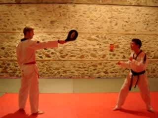 Guillaume faisant la cloche lors de l'entraînement avec un coup de pied