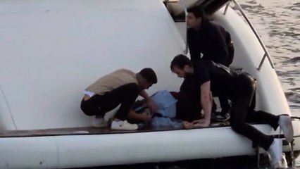 İstanbul Boğazı’nda boğulma tehlikesi: Denize atlayıp kadını kurtardı, o anlar kamerada!