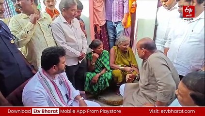 కాశీబుగ్గ తొక్కిసలాట ఘటన - మృతుల కుటుంబాలకు పరిహారం అందజేత