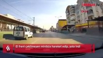 El freni çekilmeyen minibüs hareket edip, yola indi