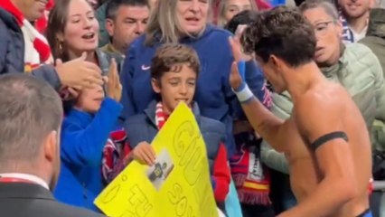 Giulano regala una camiseta a un niño gracias a una carta