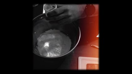 Découvrez la recette du gâteau aux pommes, pruneaux et canelle.