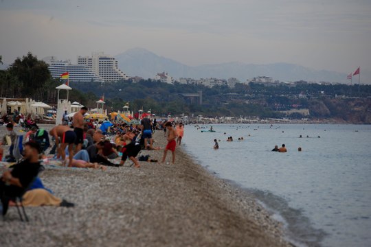 Antalya'da bahar havası: Denize girmenin keyfini çıkardılar!
