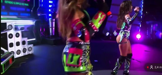 Anitta e Viviane Batidão cantando nova música juntas, no Global Citizen Amazônia.