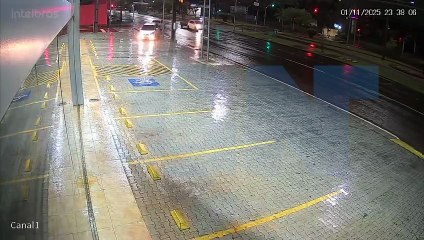 Câmera registra forte colisão entre dois carros na Avenida Tancredo Neves
