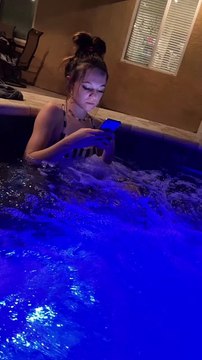 TIK TOK DE UNA CHICA EN LA PISCINA